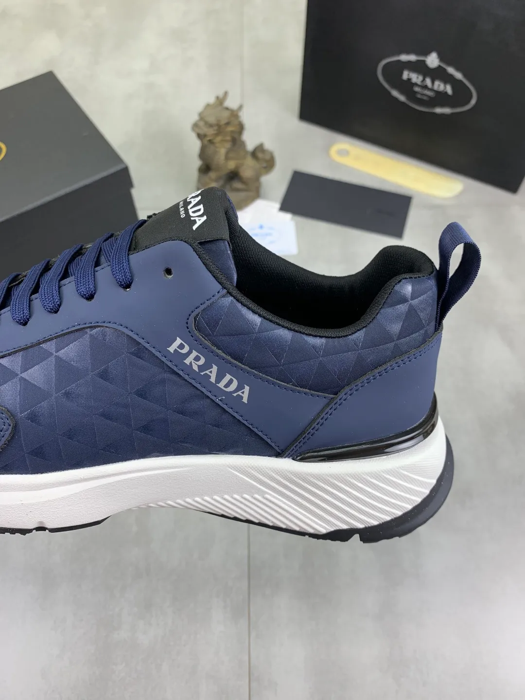 Men's shoes 💰P460💰 [New style] The official website classic popular model is on the market, and it will never go out of style for a century. 🆘 The trendy brand (Prada) mainly promotes popular models, avant-garde and versatile fashionable men's shoes private version molding, cowhide surface splicing 1:1 oil edge treatment... fashionable and simple, original imported cowhide and lining cowhide feet; the atmosphere and personality are more fashionable, eye-catching and pursuing class. It will subvert the old idea and be a must-have for fashion trendsetters with you! Must keep it for yourself! High-end comfort, high-end quality workmanship. Code number: 38-44 (45 customized) 2️⃣ colors available. full package